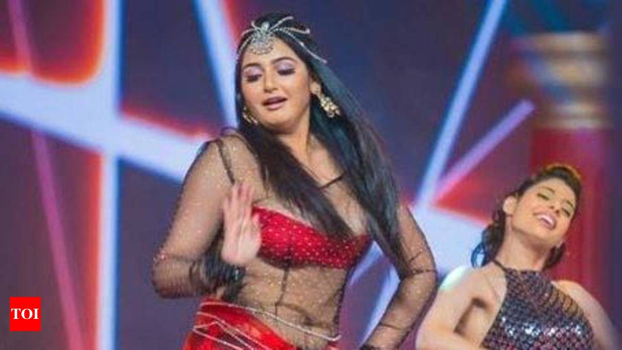 Wardrobe malfunction at SIIMA haunts Ragini? | Tamil Movie News - Times of  India