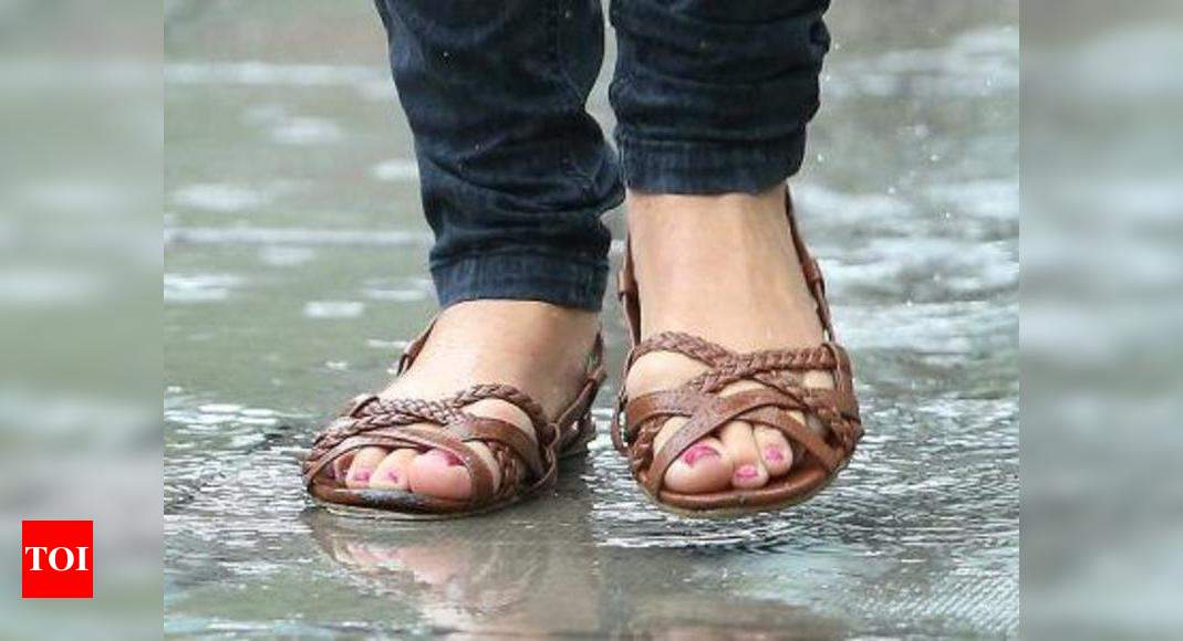 plastic shoes for monsoon