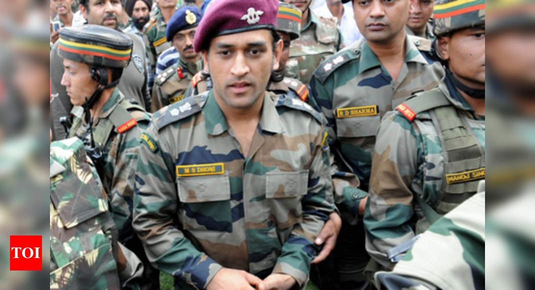 dhoni-undergoing-training-with-army-s-elite-para-brigade-off-the