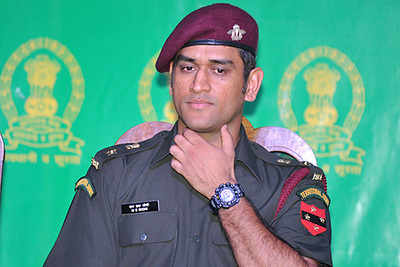 Mahendra Singh Dhoni trains with paras to earn his wings