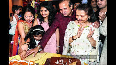 Suresh Wadkar celebrates 60th birthday with family and music fraternity in Mumbai