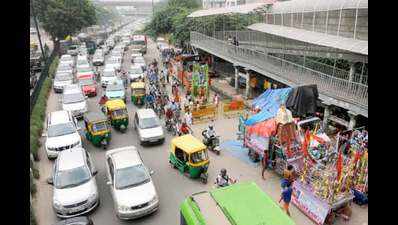 Crawl miles: Outer ring road stalls