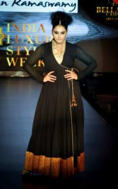 Ragini Dwivedi walk the ramp at men's fashion week, Bengaluru