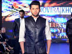 A model walks the ramp for Manoviraj