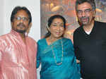 Asha Bhosle and Khaled Mohammed during the painting exhibition