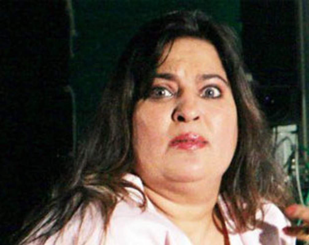 
Dolly Bindra receives threat calls by unknown person, files complaint
