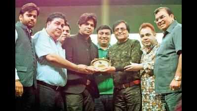 Ankit Tiwari awarded with the Rajdhani Ratan Award at Sitaron Ki Khoj 2015 in Delhi