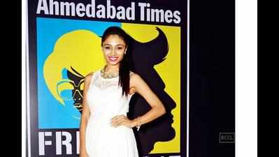 <arttitle>Final <em>round</em> of Clean & Clear Delhi Times Fresh Face 2015 held at mall round Gulmohar park mall in Ahmedabad</arttitle>