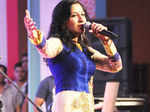 Singer Shweta Mohan performing along with Bennet and Band