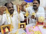 Gold fell 0.1 per cent to USD 1,133.23