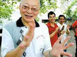 70 year-old Zhang Quan is hoping to get into the record books - by clapping his hands