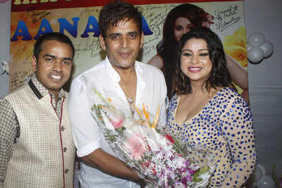 Anara Gupta celebrates birthday with Bhojpuri film stars