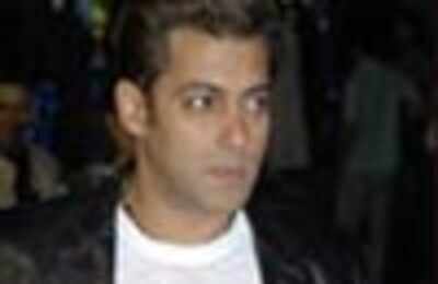 Generous Sallu gives 25K to a beggar