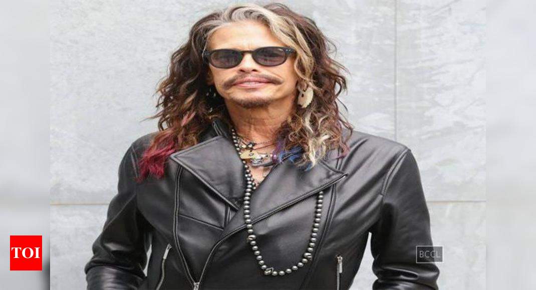 Steven Tyler sings with street musician in Moscow | English Movie News ...