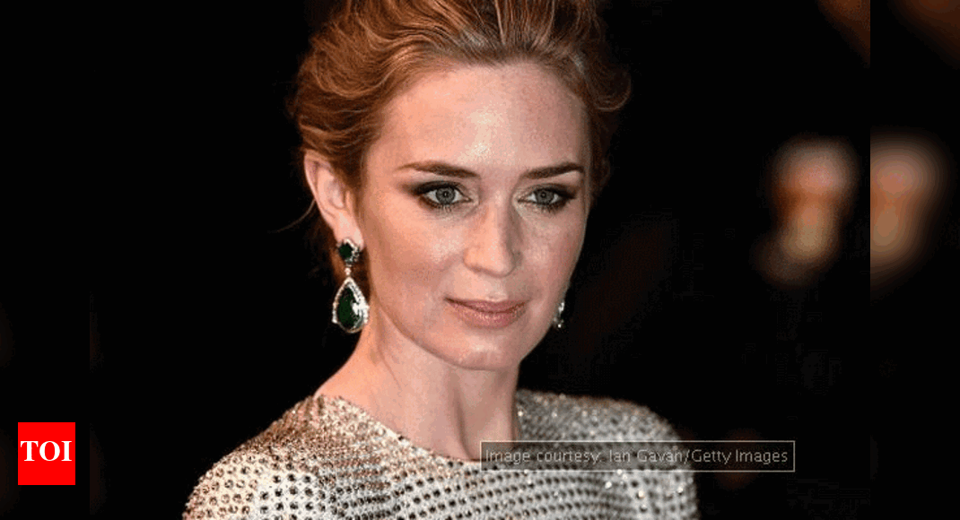Emily Blunt apologises for her comments about the GOP debate English