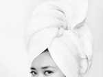 Li Yuchun looks radiant in a white towel