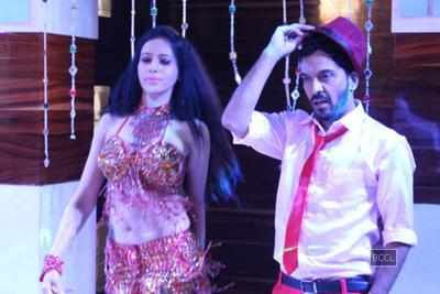 Actor Vrajesh Hirjee back with Rozlyn khan