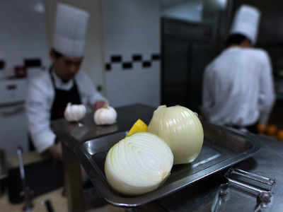 Onion prices make eateries weep