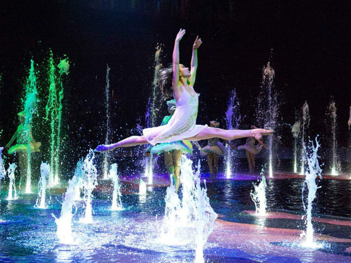 Танец воды музыка. The House of Dancing Water – шоу «дом танцующей воды». Дом танцующей воды в Макао. Водное шоу. Танцующие фонтаны Макао.