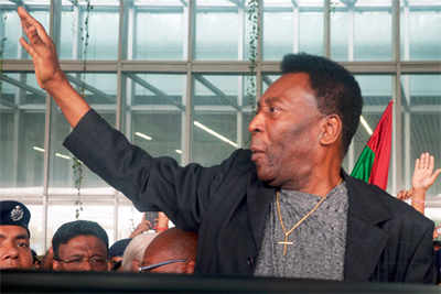 'King of football' Pele returns to rousing welcome