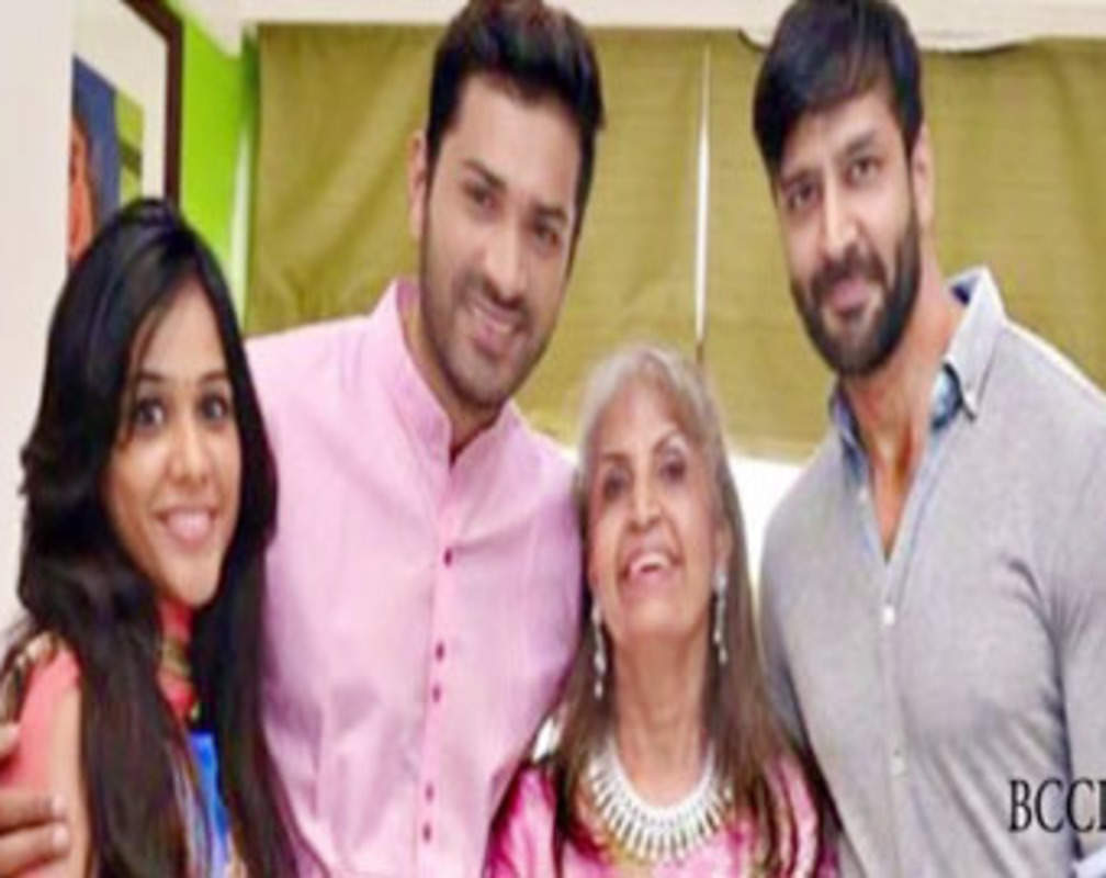 
Mrunal Jain with friends and family
