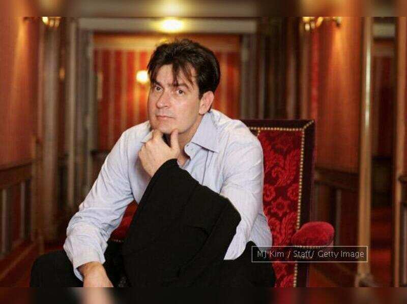 drunk charlie sheen thrown off bar in headlock english movie news