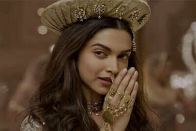 Watch: Deepika Padukone is mesmerising in ‘Deewani Mastani’ song from ‘Bajirao Mastani’