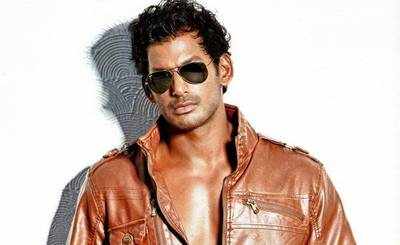 Vishal assisted Arjun in the film Vedham