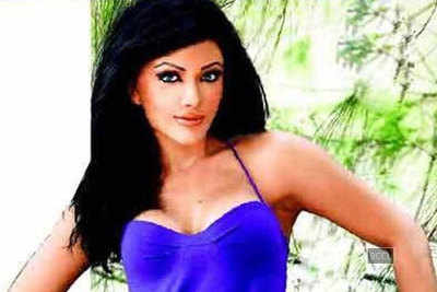 Koena Mitra robbed by her maid?