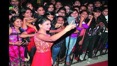 Kashmera Shah, Nidhi Taylor and Gurmeet Chaudhary attend garba events organised by colleges in Nagpur