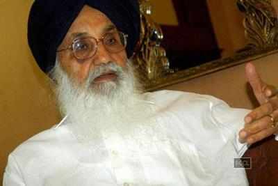 Parkash Singh Badal mourns death of Dharmendra's brother