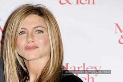 Jennifer Aniston in talks to star in 'What Alice Forgot'