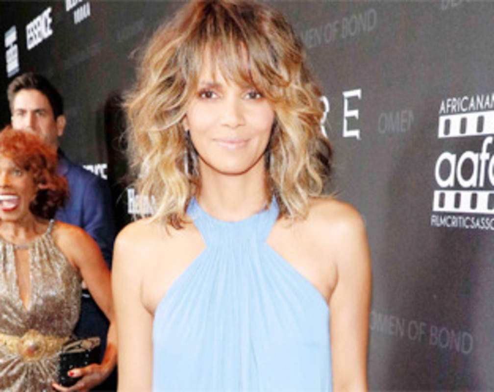
Halle Berry’s first red carpet appearance following split
