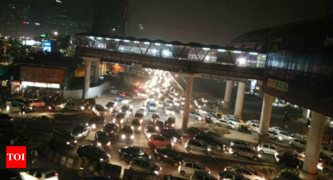 midnight-traffic-jam-in-gurgaon-vehicles-stuck-on-road-for-7-hours