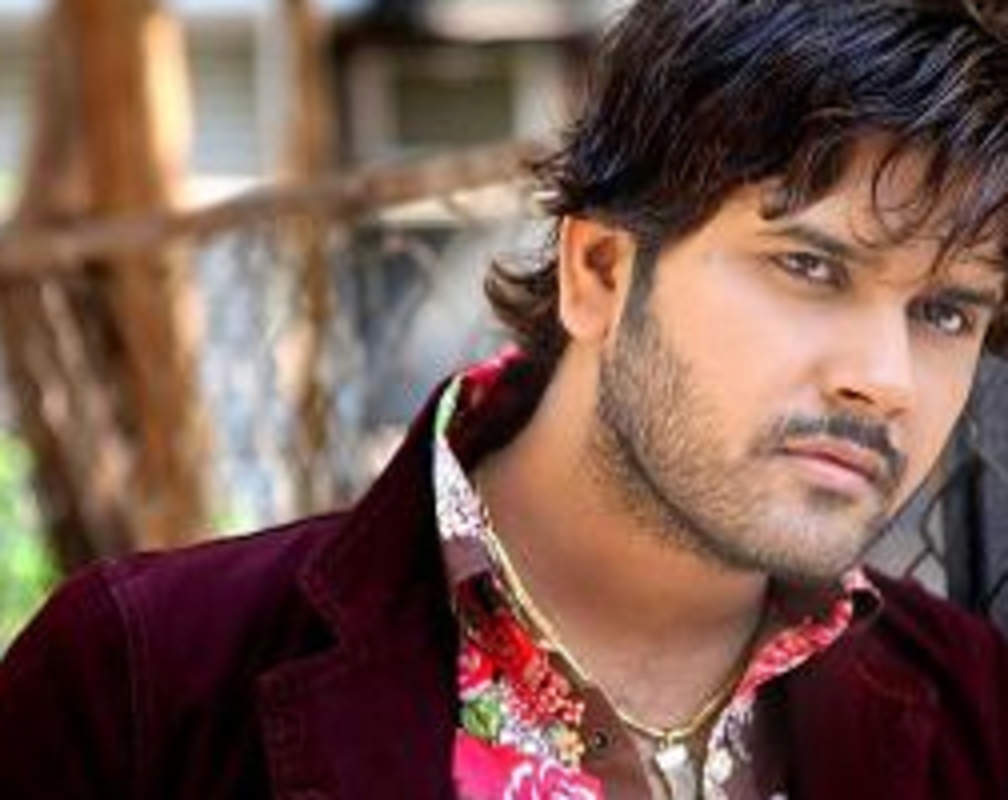 
Javed Ali sings for a TV show
