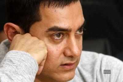 Site to slap Aamir Khan now showers kisses on the actor