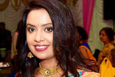 CM's wife Amruta Fadnavis makes Bollywood debut