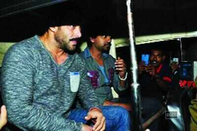 Salman Khan ditches the car for a rickshaw ride | Hindi Movie News ...