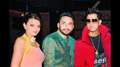 Gippy Grewal, Deep Dhillon and Jasmeen Jassi perform at Food Mechanic launch in Delhi