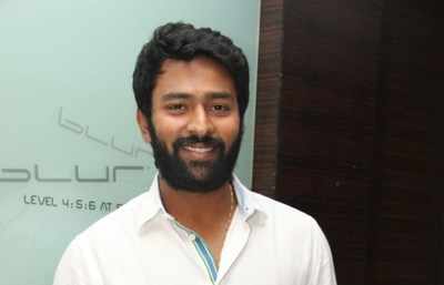 Shanthnu injures his knee during stunt sequence