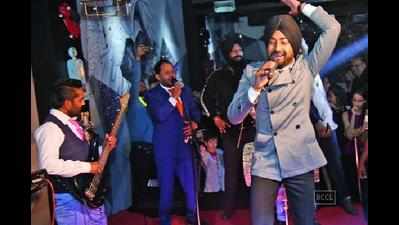 Ranjit Bawa performs on New Year’s Eve at World Art Dining in Delhi