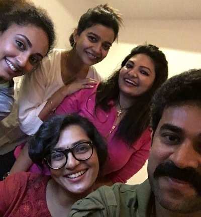 Fun selfie for Parvathy, Sandra and gang