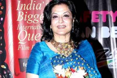 Moushumi Chatterjee receives the Filmfare Lifetime Achievement Award 2015