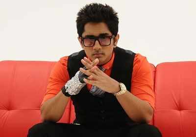 Lucky not to be in love right now: Siddharth