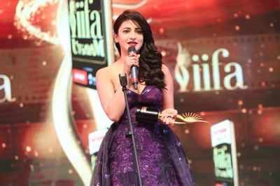 Shruti Haasan wins best actress award for Srimanthudu at IIFA