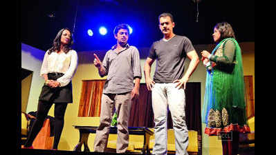 Kashmera Shah’s play Couple Trouble keeps the audience glued at Ragendra Swarup Center for Performing Arts in Kanpur