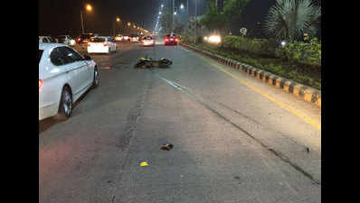 Helmetless biker and pillion crashed into divider in Bandra, killed