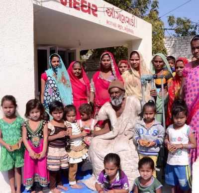 This beggar gifts gold earrings to 10 anganwadi girls