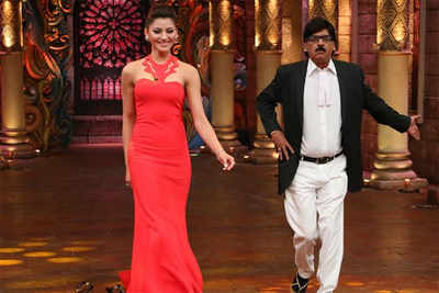 Shakeel learns catwalk from Urvashi Rautela on Comedy Nights Bachao