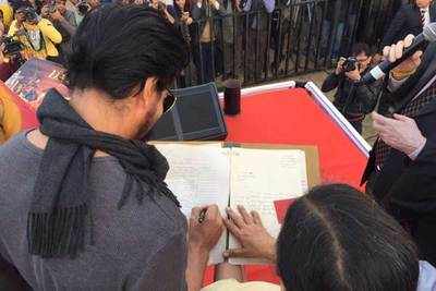 Finally, Shah Rukh Khan collects his degree from Hansraj College